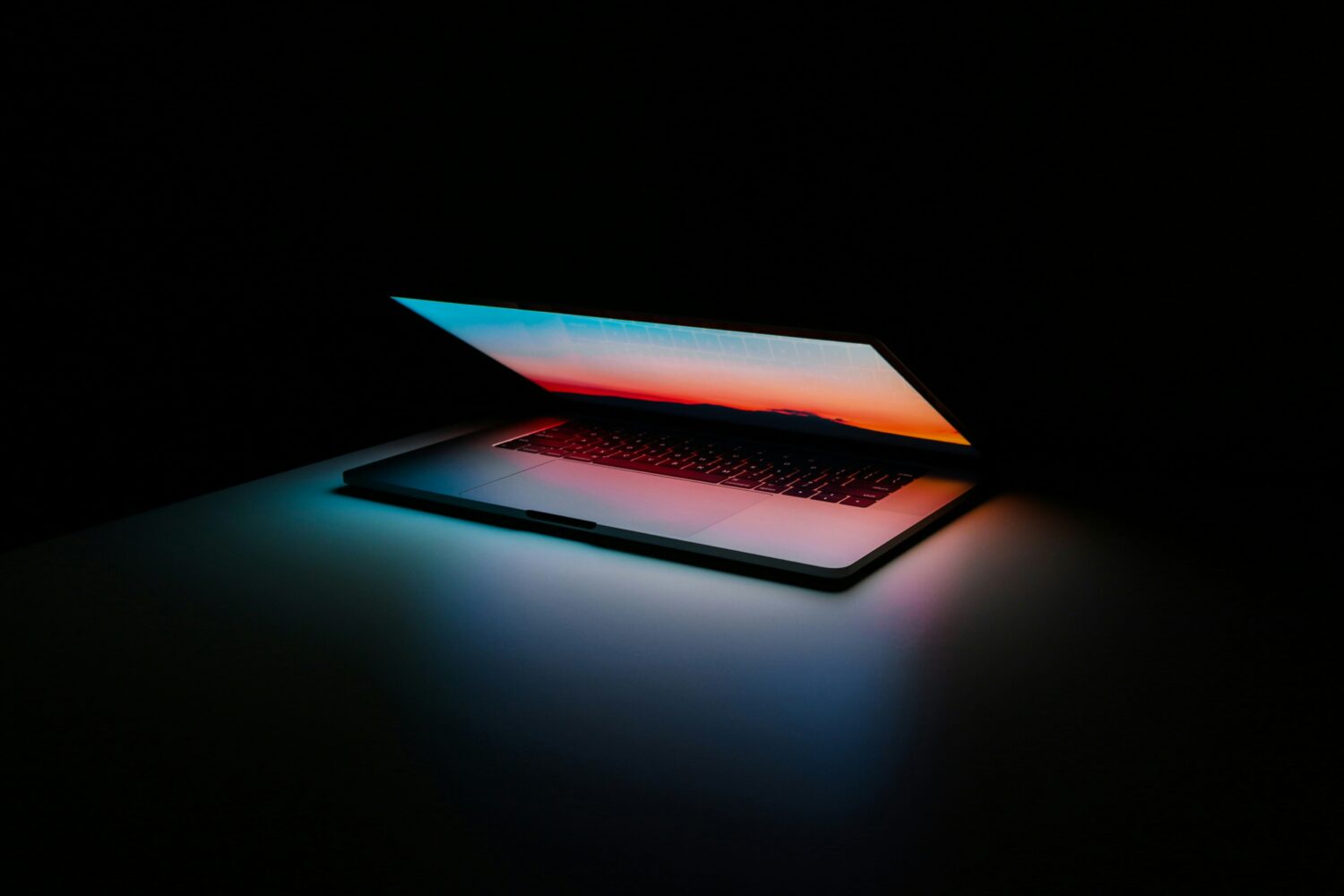 Open laptop met kleurrijke afbeelding op het scherm, gebruikt voor Generative Engine Optimization.