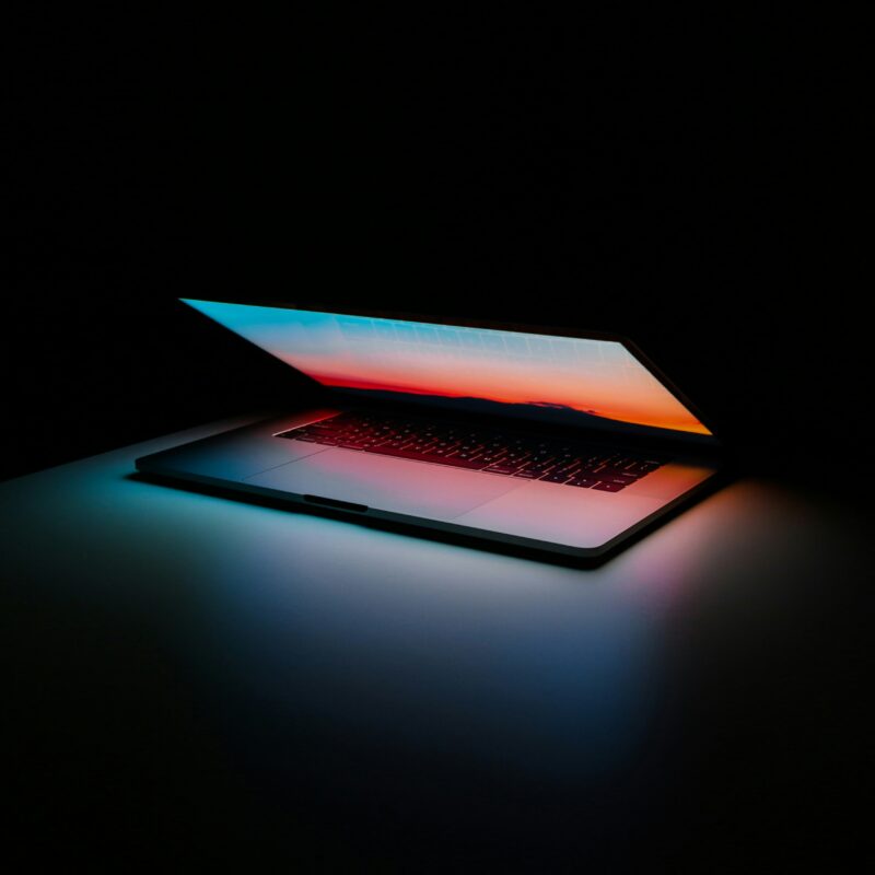 Open laptop met kleurrijke afbeelding op het scherm, gebruikt voor Generative Engine Optimization.