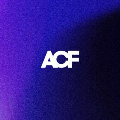 Witte letters ACF op een achtergrond met een paars-blauwe gradient, illustratie voor Gutenberg vs ACF Flexible Content.
