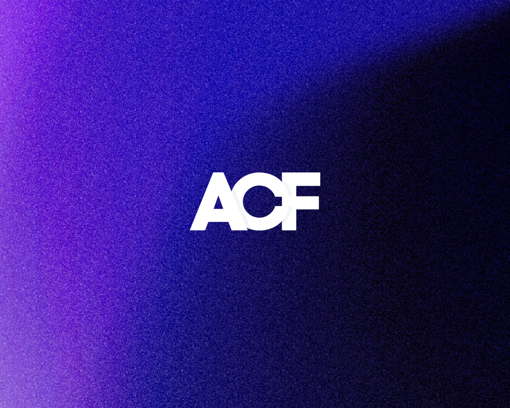 Witte letters ACF op een achtergrond met een paars-blauwe gradient, illustratie voor Gutenberg vs ACF Flexible Content.