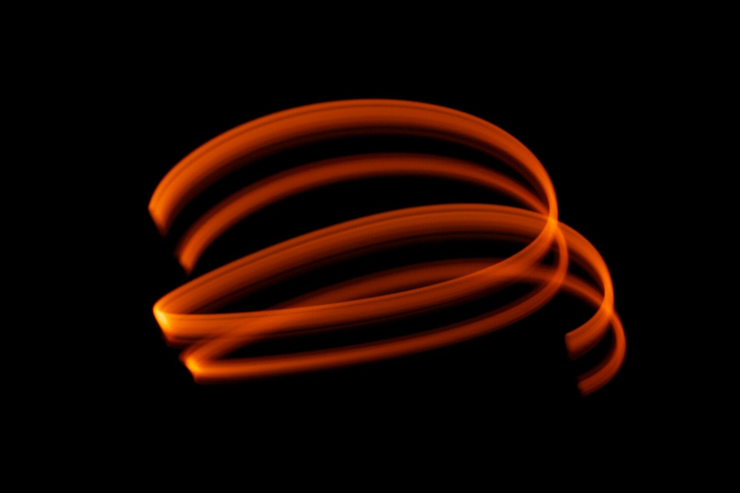 Oranje lichtspoor draait op een zwarte achtergrond voor het samenwerken van WordPress met andere tools.