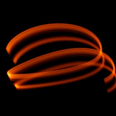 Oranje lichtspoor draait op een zwarte achtergrond voor het samenwerken van WordPress met andere tools.