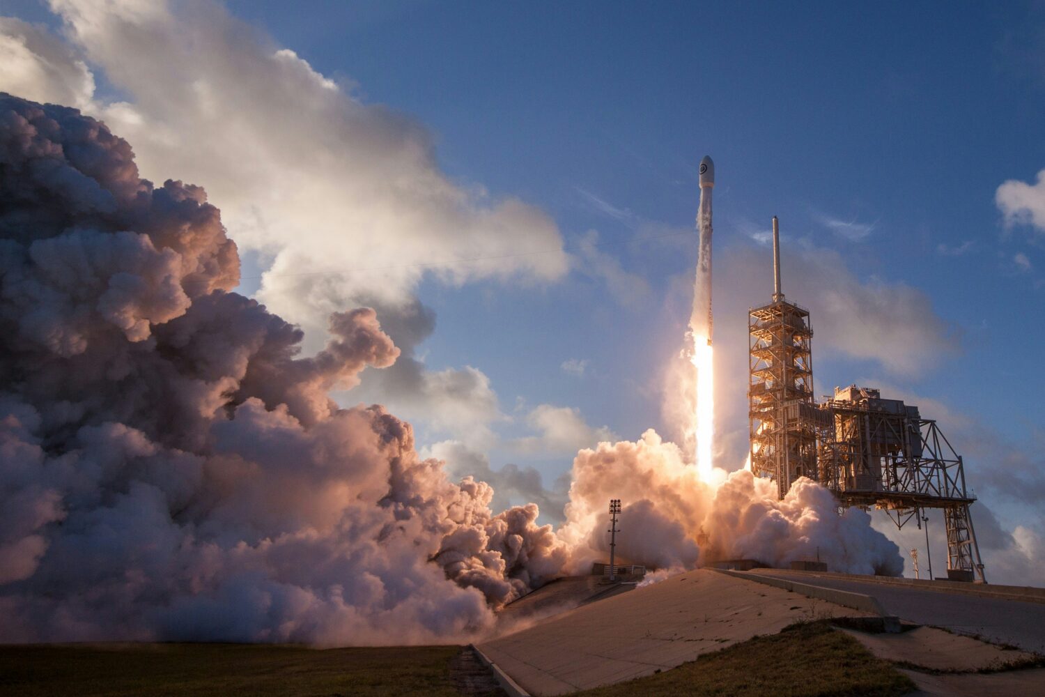 Een raket neemt vanaf een lanceerplatform de start in een wolk van rook en vuur. Deze afbeelding illustreert de energie en snelheid van een vlakbij lanceerde