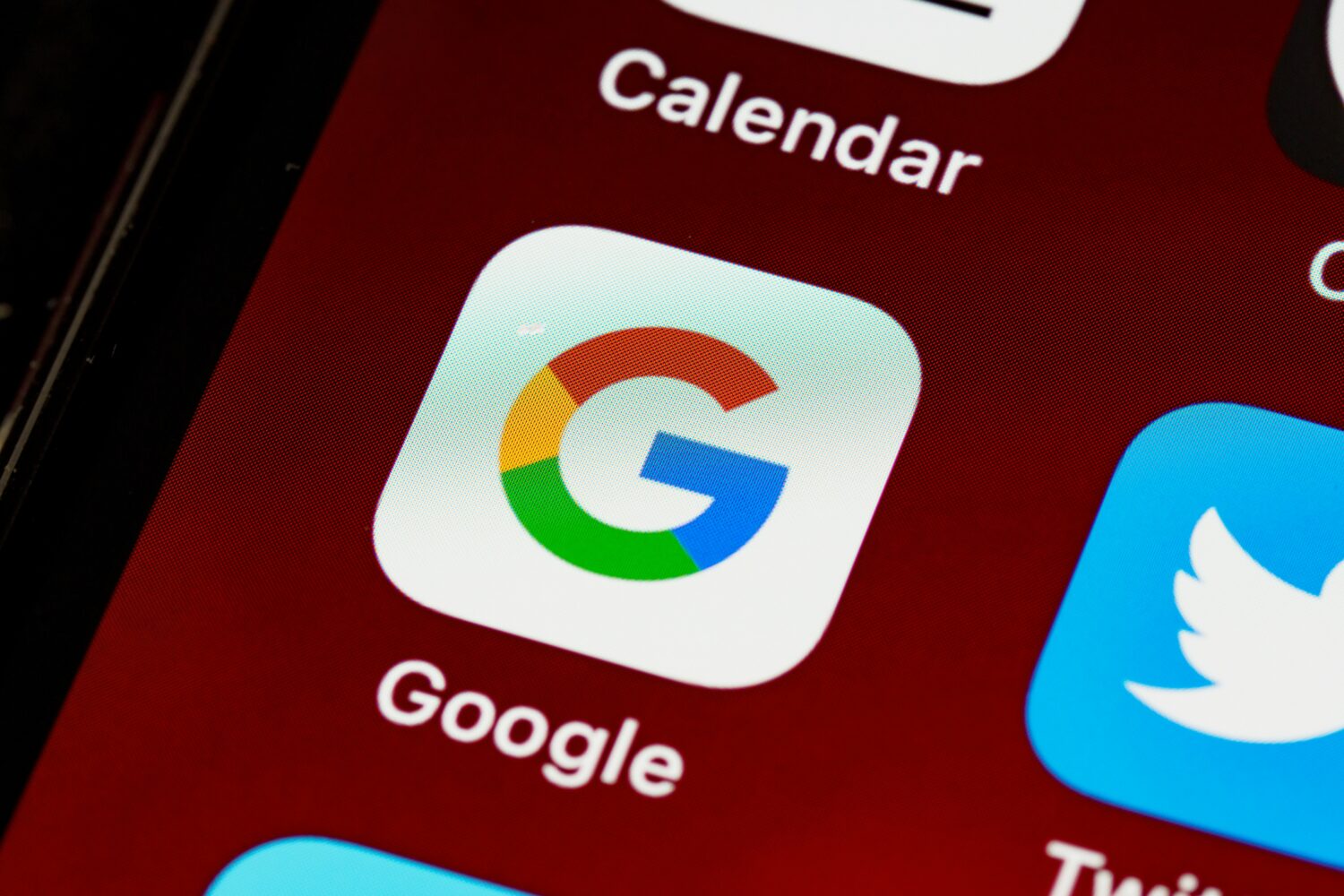 Het Google-icoon met de letter 'G' in blauw, groen, oranje en rood op een witte achtergrond, illustreert hoe zoekmachines evolueren.