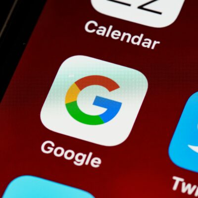 Het Google-icoon met de letter 'G' in blauw, groen, oranje en rood op een witte achtergrond, illustreert hoe zoekmachines evolueren.