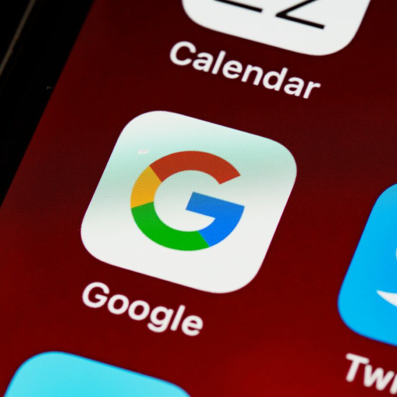 Het Google-icoon met de letter 'G' in blauw, groen, oranje en rood op een witte achtergrond, illustreert hoe zoekmachines evolueren.