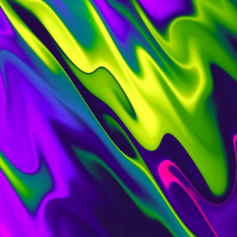 De afbeelding laat abstracte, vloeiende vormen in paars, groen en geel zien, die elkaar overlappen en bewegen op een donkere achtergrond.